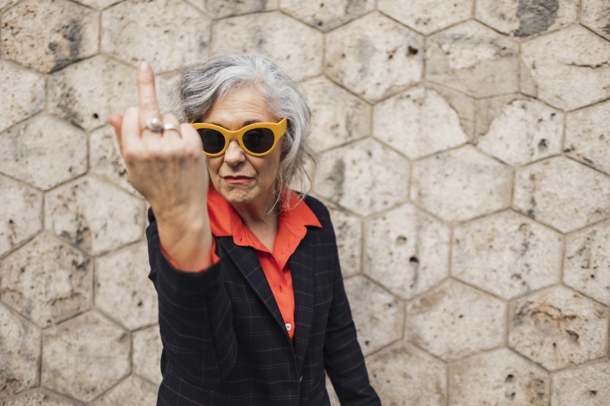 Contestar a los insultos con palabras y no con gestos groseros.