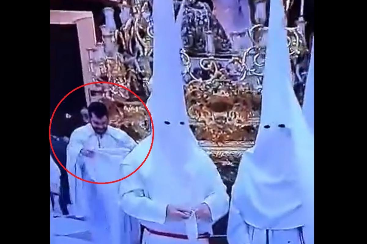 Nazareno frente a un paso de Semana Santa