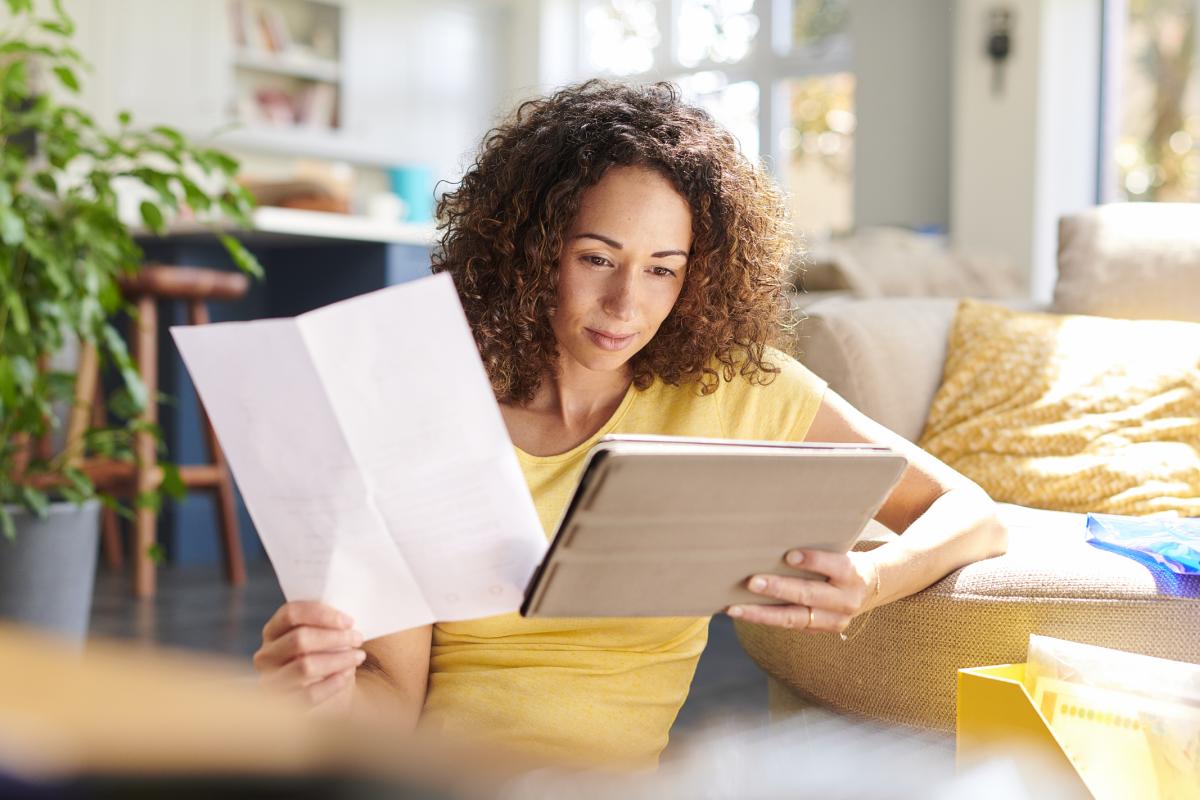 Una mujer revisando papeles.