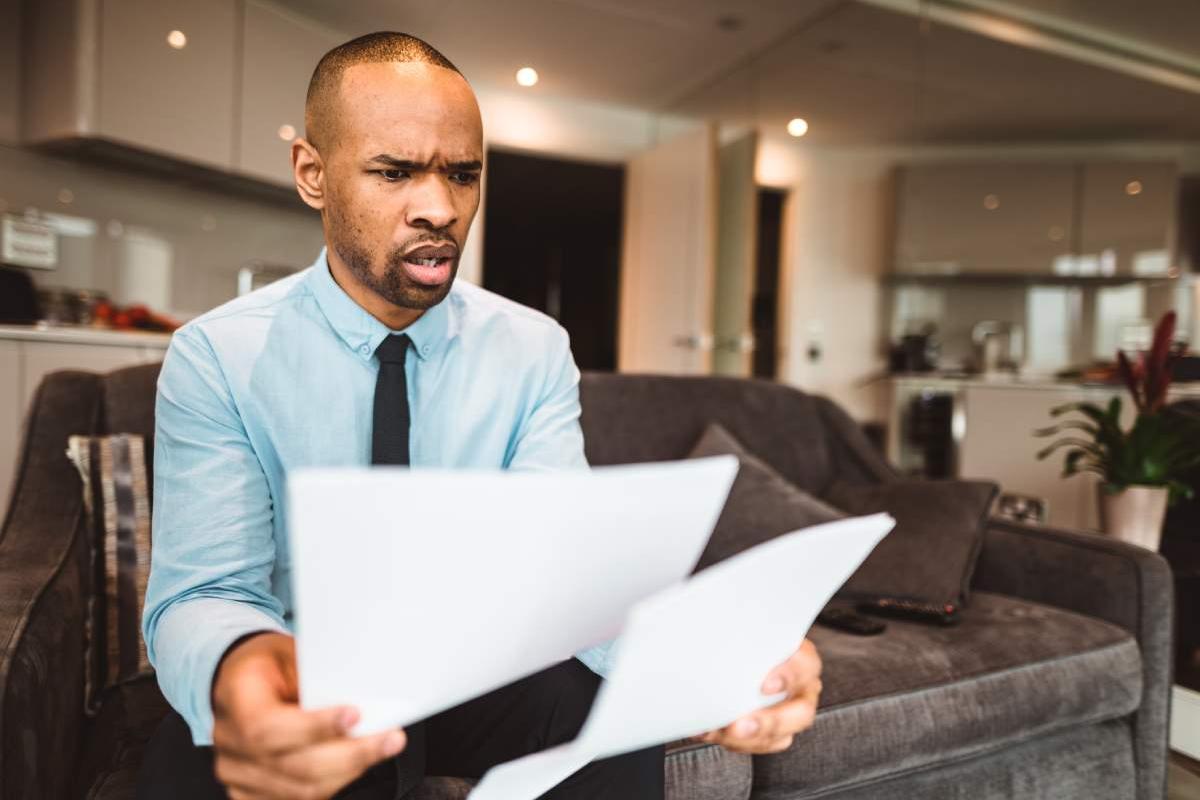 Hombre sorprendido por la multa que le acaba de llegar