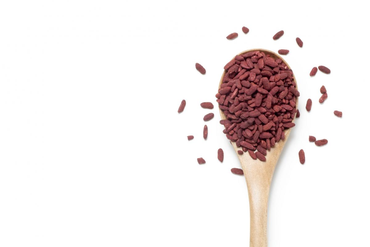 Imagen de archivo de un suplemento alimenticio con levadura roja.