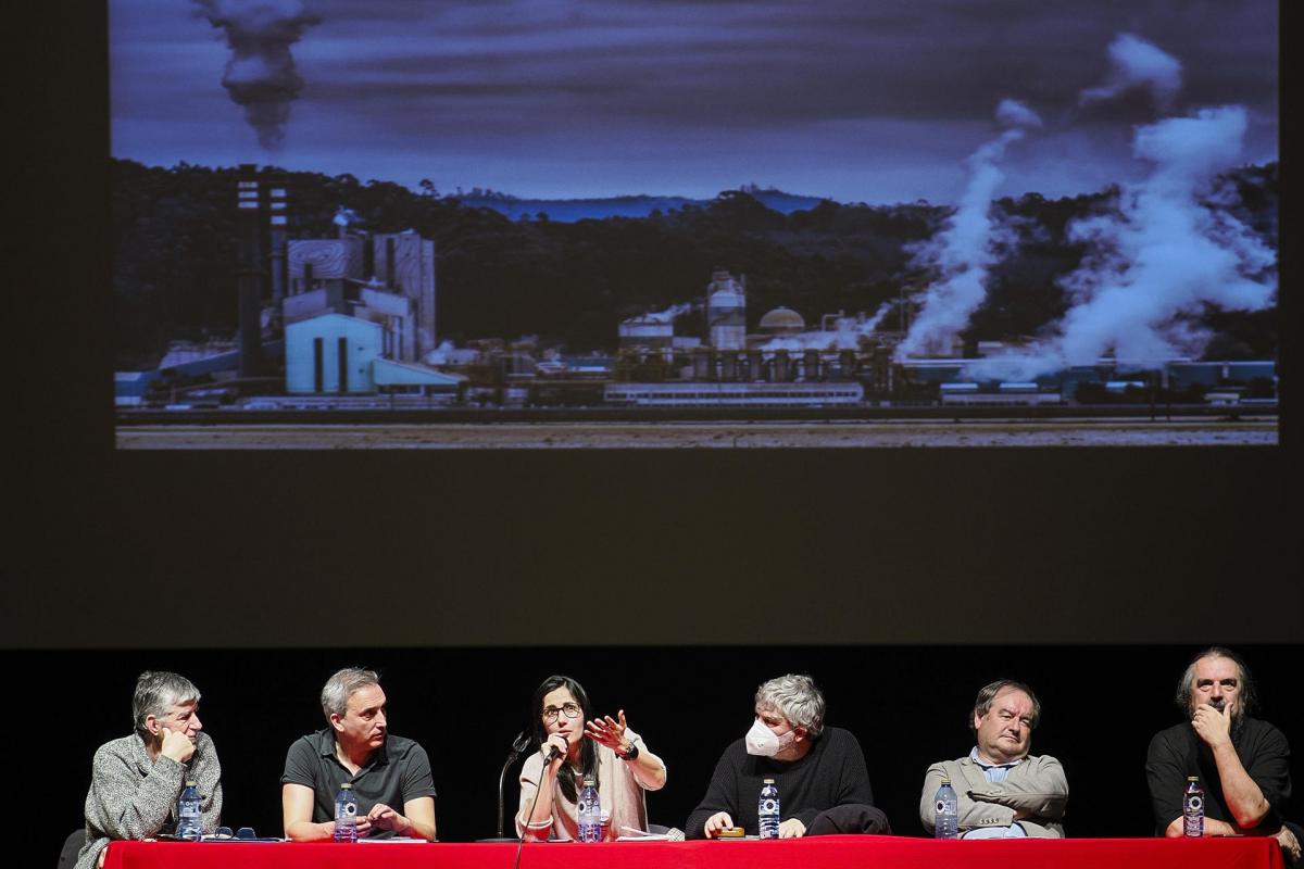 Xaquín Rubido, presidente da Asociación en defensa da Ría de Arousa, Marcos Cernadas, Asociación por la defensa da Ría de Pontevedra, Marta Gontá, vocal de la plataforma Ulloa Viva, Santiago Ortiz, catedrático de Botánica, Rubén Lois, catedrático de análisis Geográfico y doctor en Geografía y Xoán Castro, Ingeniero Agrónomo, durante la reunión que la plataforma Ulloa Viva convocó para informar a los vecinos del impacto social, económico y ambiental de la fabrica Altri.