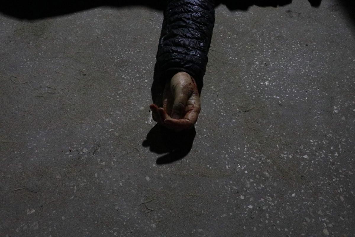 El cuerpo de uno de los fallecidos en el presunto ataque de Israel en el centro de Gaza.