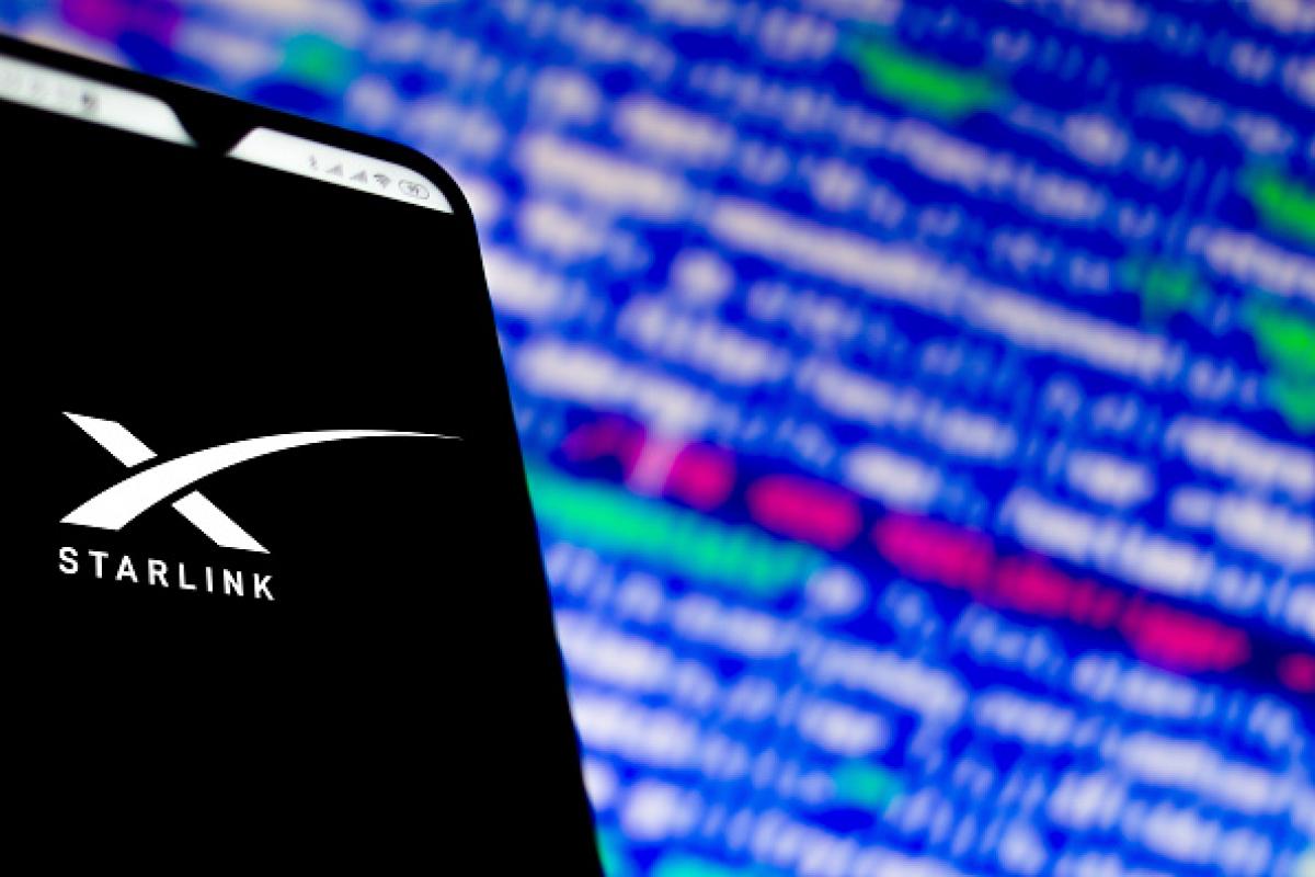 Ilustración con el logo de Starlink en un 'smartphone'.