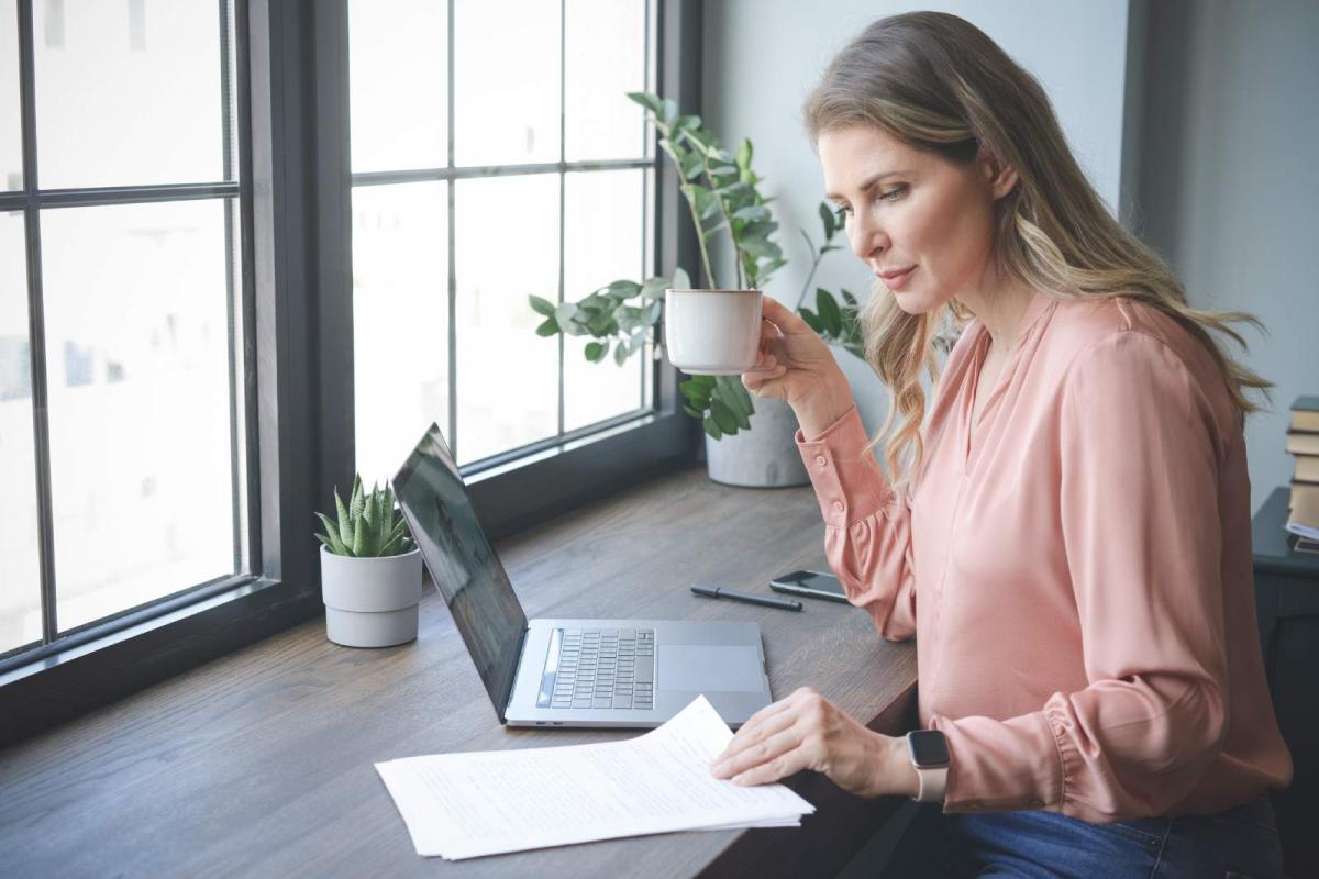 Mujer a punto de lidiar con unos papeles