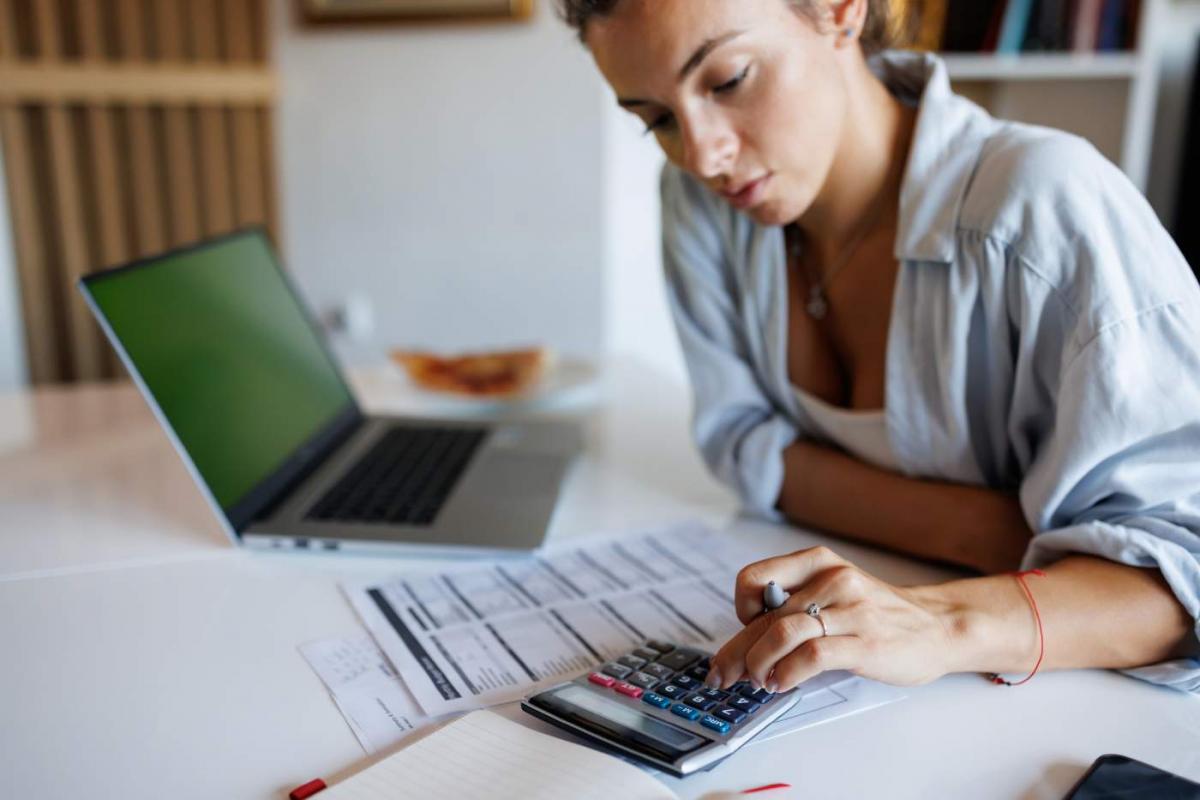 Mujer haciendo la declaración de la Renta