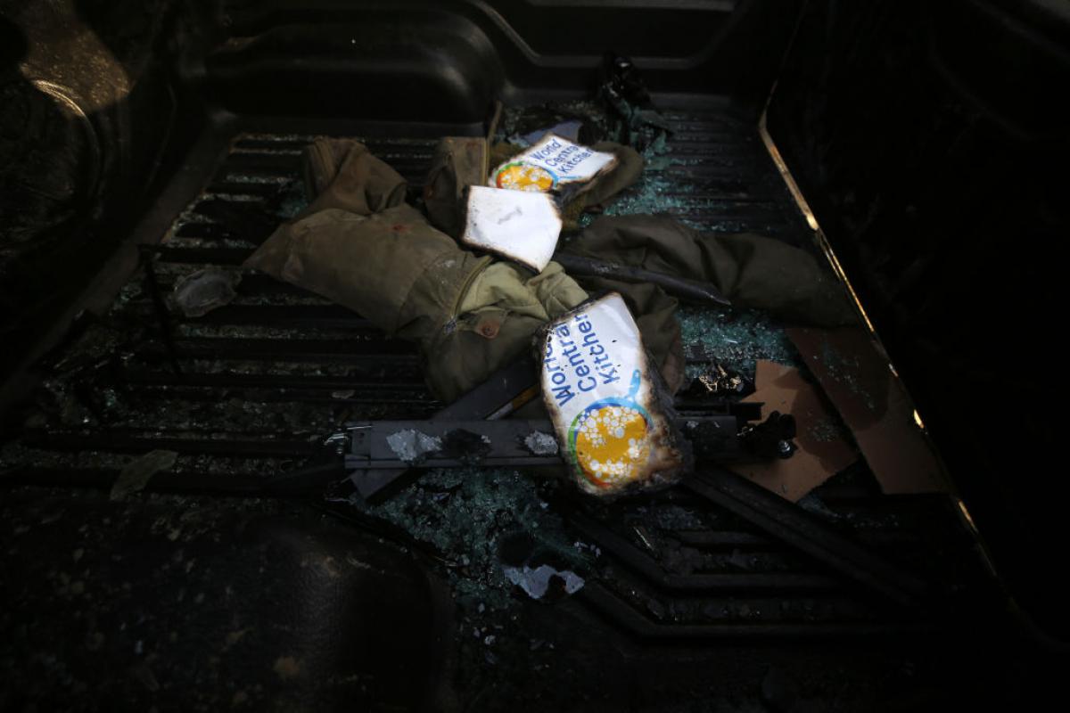 Restos del ataque en el que han muerto siete miembros de la oenegé World Central Kitchen en Gaza