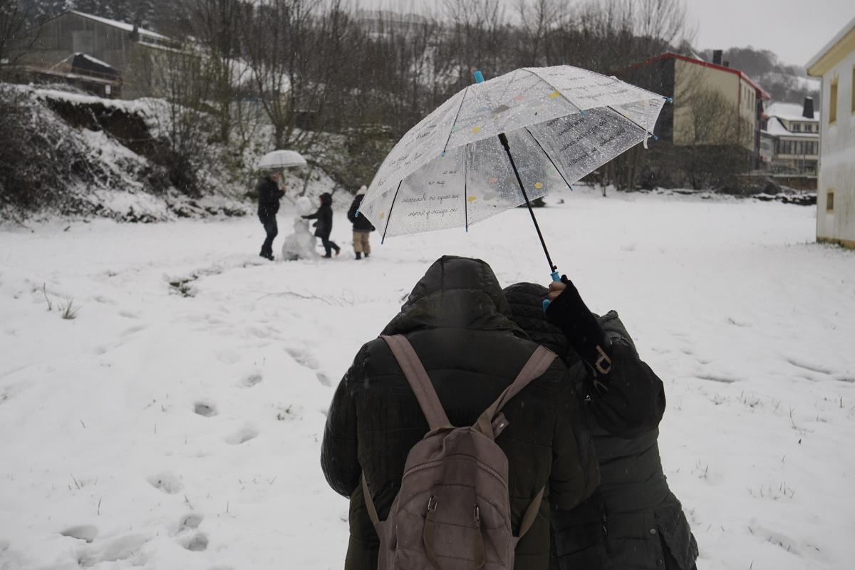 Varias personas se divierten con la nieve durante el paso de la borrasca Nelson, tras una nevada en Pedrafita do Cebreiro (Lugo).