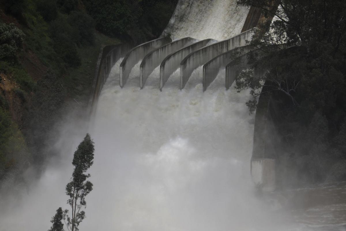Vista del embalse del Guadalmellato desembalsando agua hoy lunes tras alcanzar 87% de sus 146 hectómetros cúbicos de capacidad. Los embalses andaluces rondan ya el 40 por ciento de su capacidad tras la importante subida registrada por las lluvias de Semana Santa, ya que la comunidad cuenta con alrededor de 4.800 hm3 de los 12.000 hm3 que tiene de capacidad total, una cifra que seguirá aumentando por las aportaciones procedentes de la escorrentía.