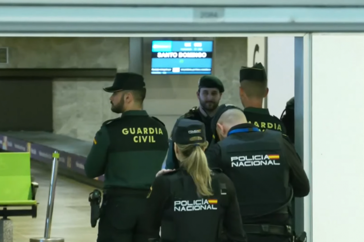Agentes de la Guardia Civil y Policía Nacional en el filtro anterior a la sala de llegadas del aeropuerto Adolfo Suárez-Madrid Barajas, antes de la llegada de Luis Rubiales.