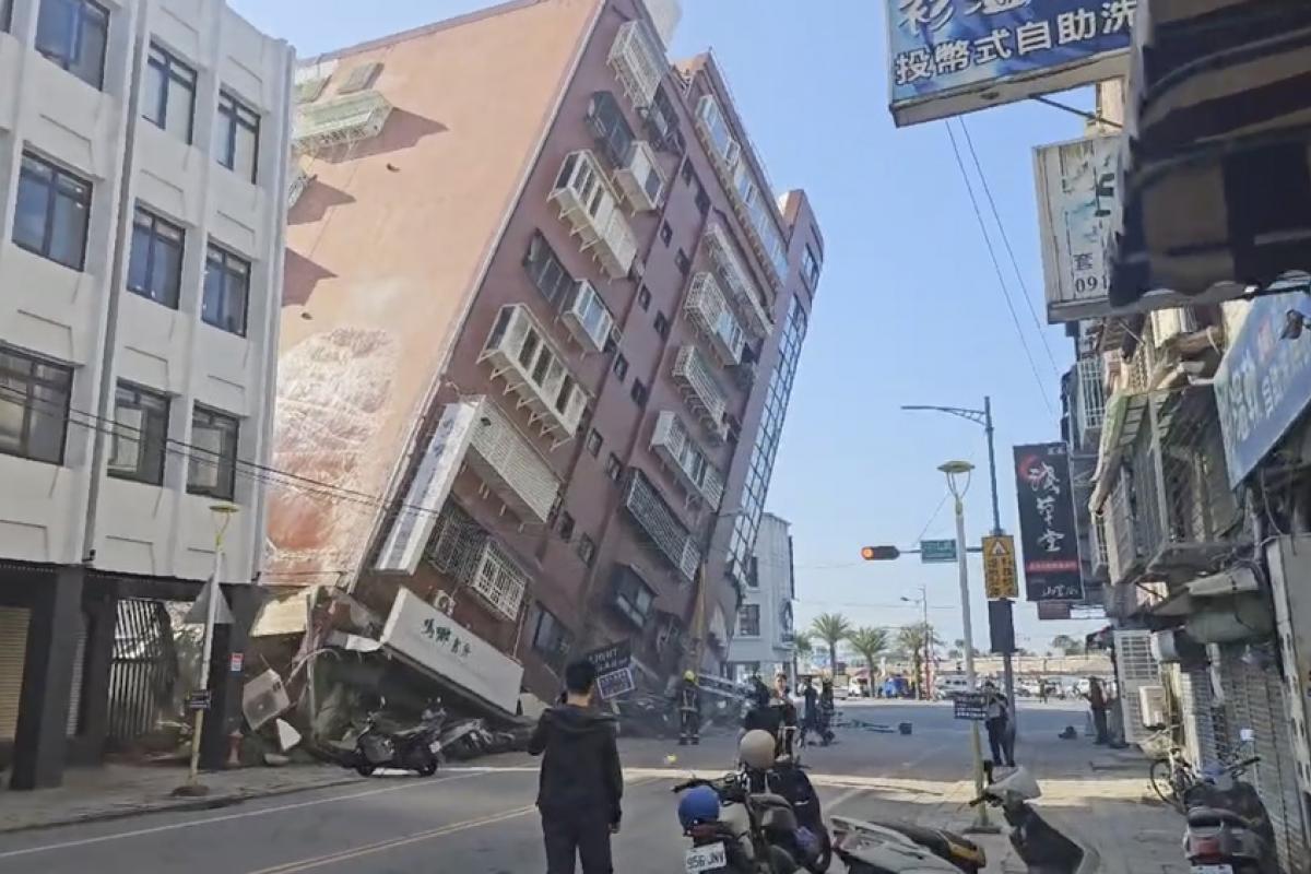 Imagen de un edificio semiderruido en Hualien, Taiwan, después del terremoto.