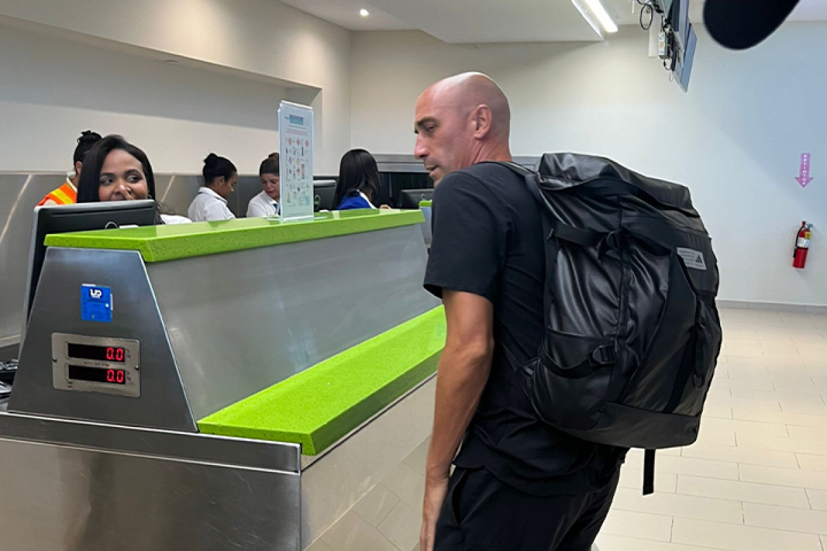 Luis Rubiales, expresidente de la RFEF, en el mostrador de facturación del aeropuerto de Punta Cana.