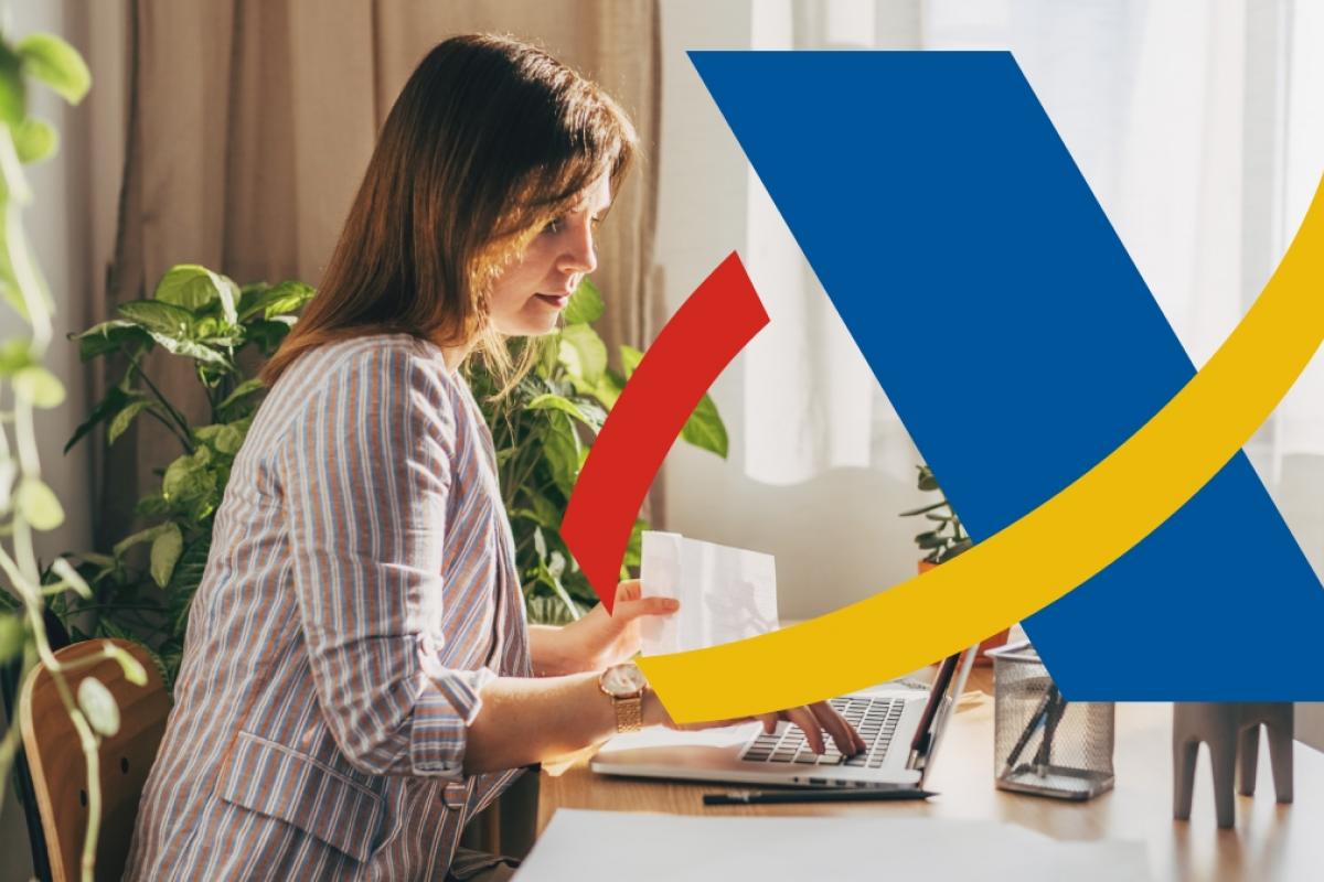 Mujer realizando la declaración de la Renta 2023-2024