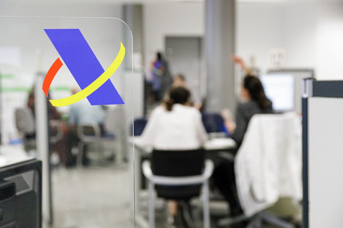 Varias personas en una oficina de la Agencia Tributaria.