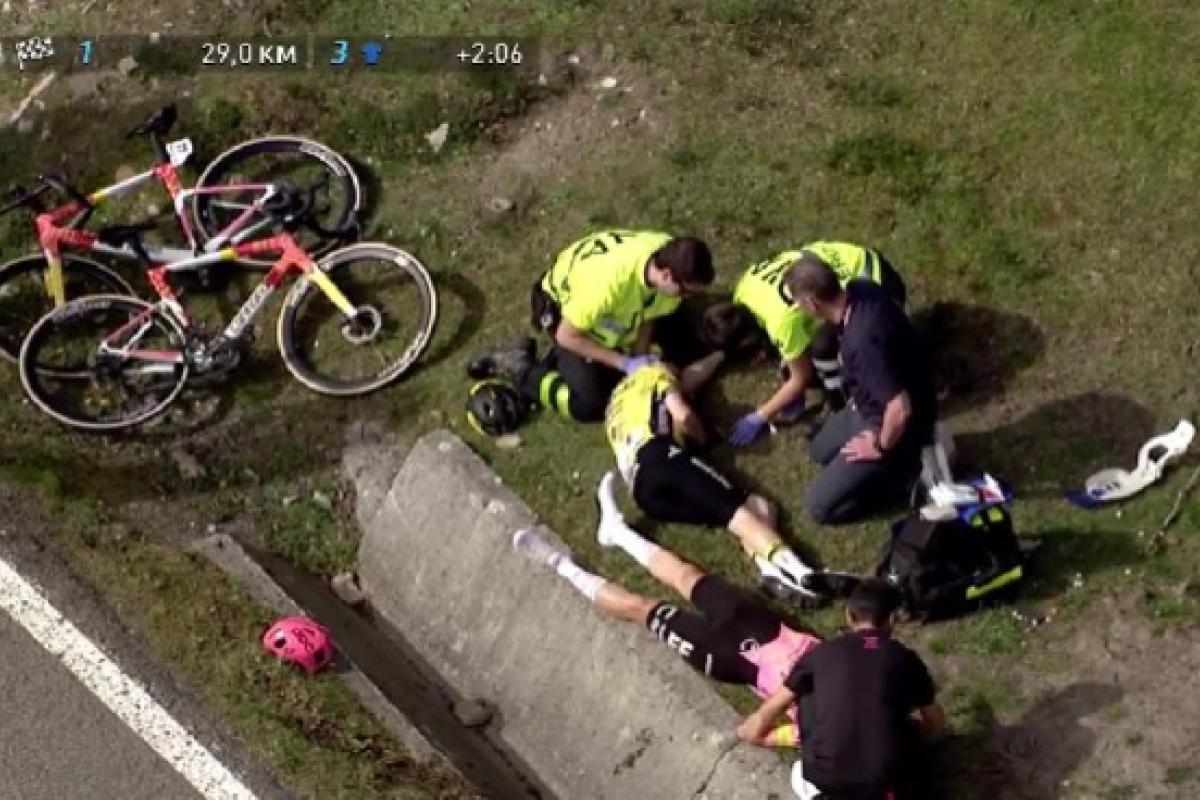 Jonas Vingegaard, tendido en el suelo tras el accidente