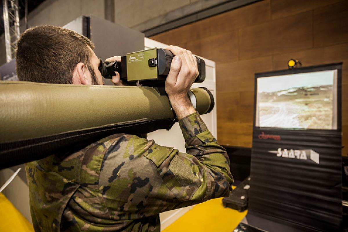 Imagen de archivo de un soldado operando un simulador de lanzacohetes.