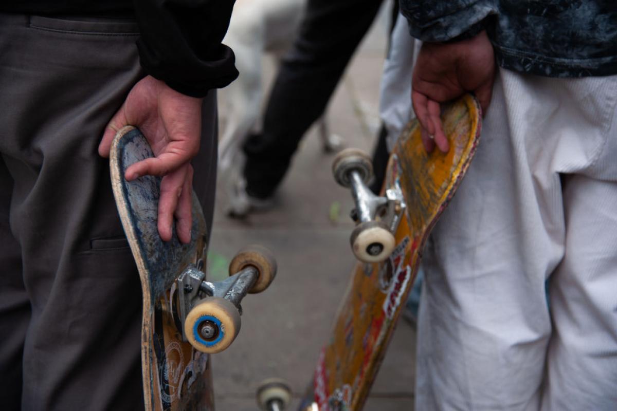 Imagen de dos patinadores con sus tablas.