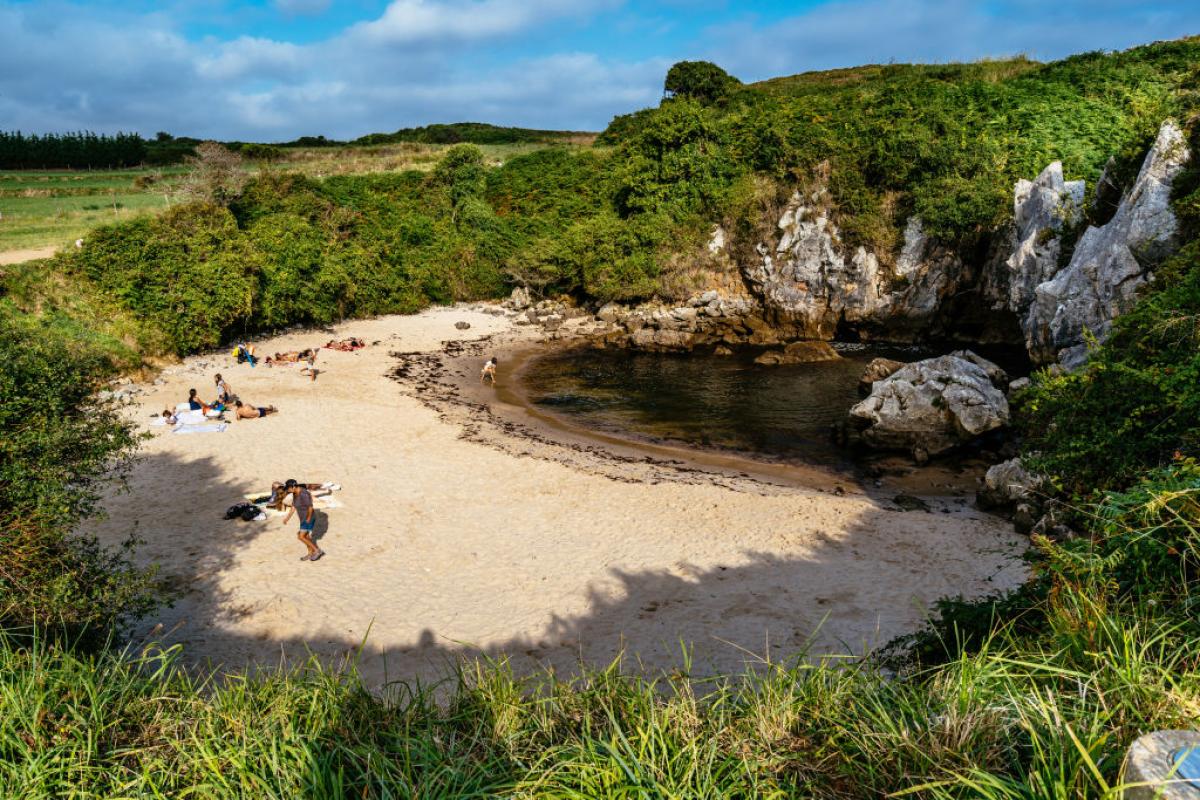 Playa de Gulpiyuri, en Asturias.