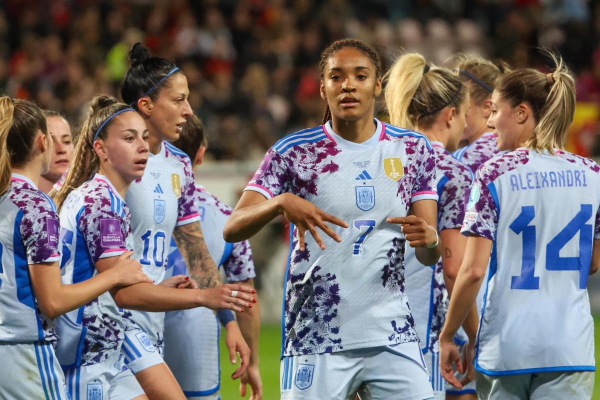 Salma Paralluelo celebra uno de sus goles frente a Bélgica