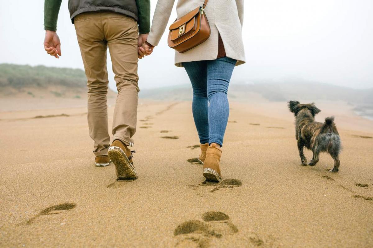 Una pareja paseando por la playa