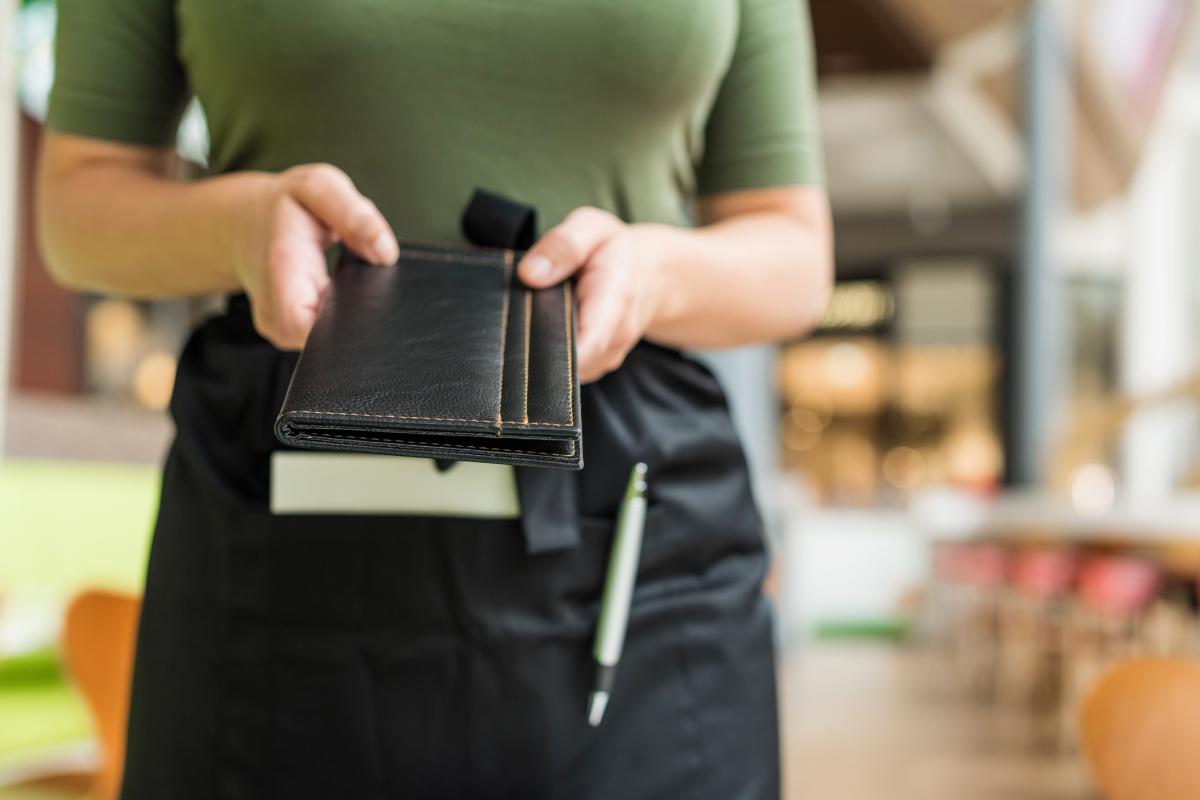 Una camarera atendiendo.