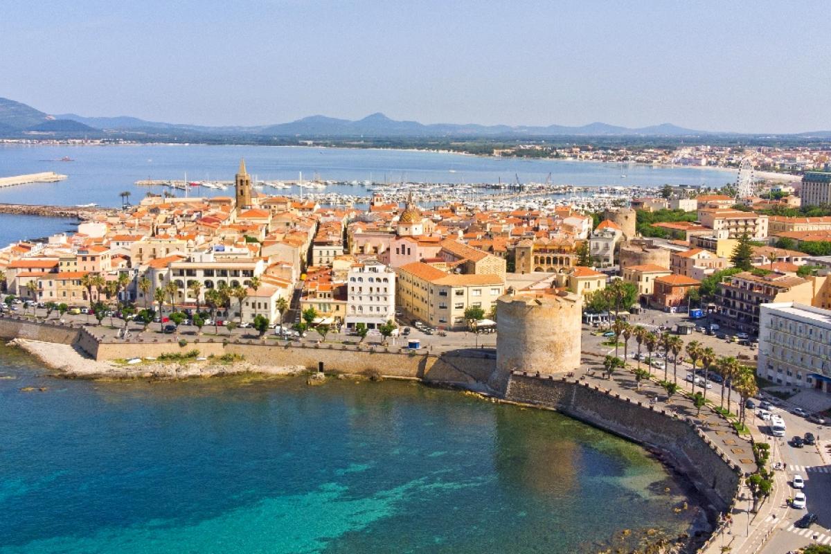 Vista área de Alguer en la isla de Cerdeña (Italia).