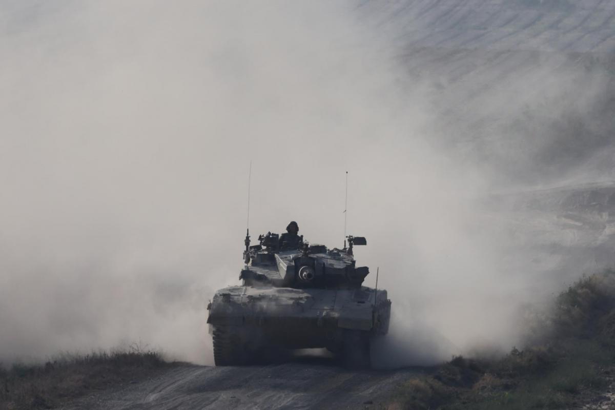 Imagen de archivo de un tanque israelí desplazándose por la frontera con la Franja de Gaza.