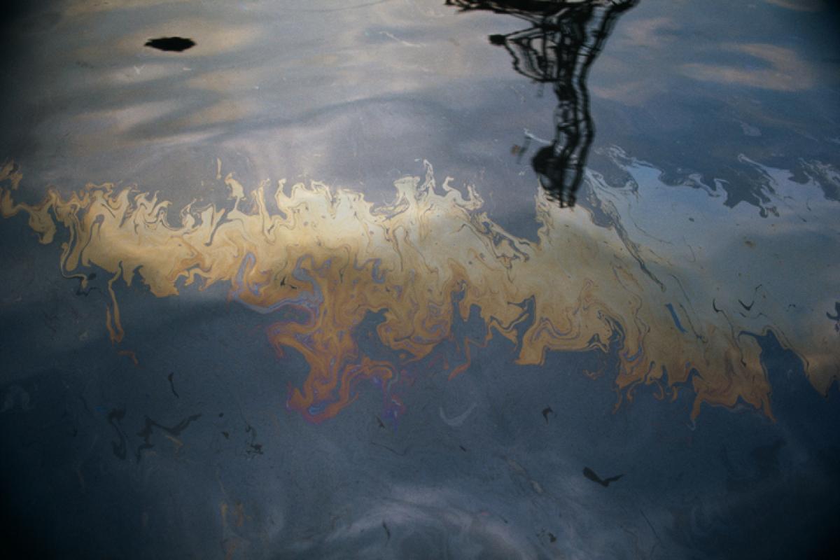 Imagen de archivo de una mancha de hidrocarburos en agua.