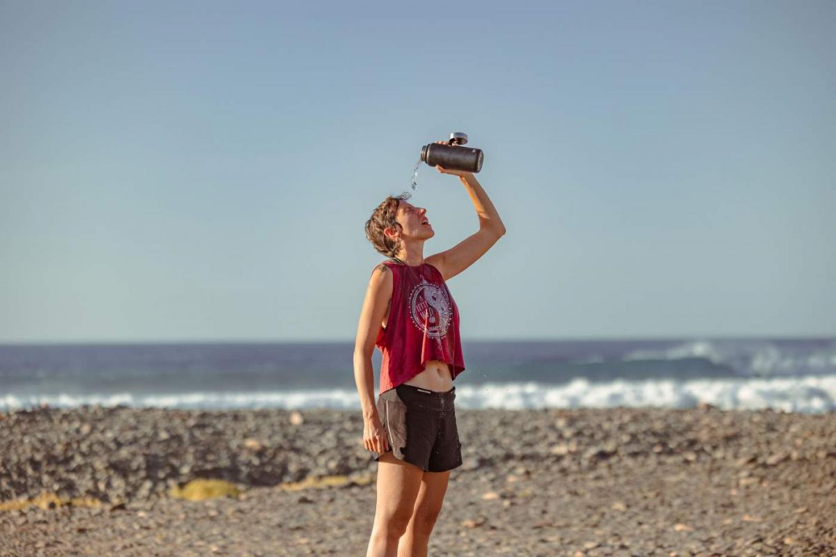 Joven se hidrata después en Fuerteventura