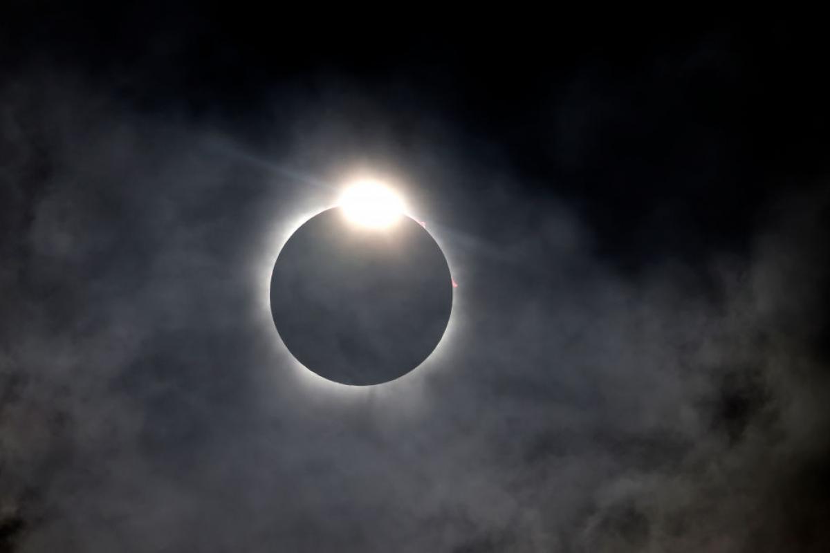 La luna eclipsa casi por completo al sol en Fort Worth, Texas (EEUU)