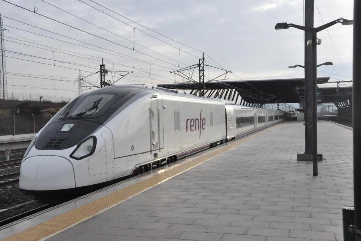 Un tren Avril de Talgo en la estación de Burgos.