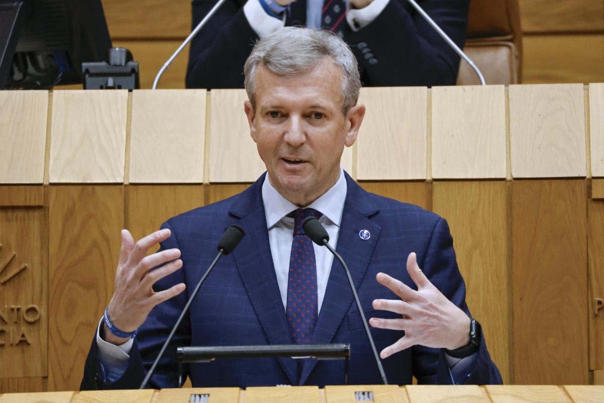 El presidente de la Xunta en funciones, Alfonso Rueda, durante su discurso al comienzo de la primera jornada del Debate de su investidura, este martes en Santiago de Compostela.