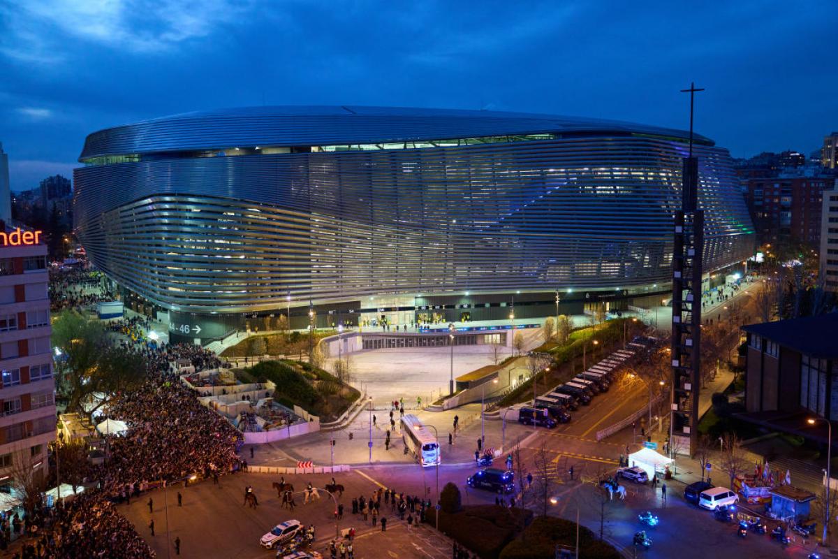 Exterior del estadio Santiago Bernabéu en el último partido de Champions del Real Madrid.