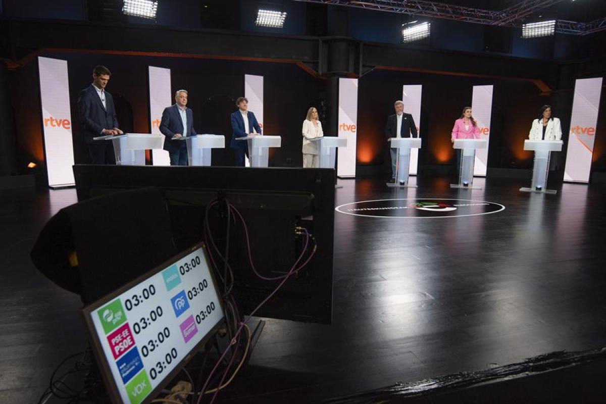 Los candidatos del primer debate vasco, junto a los moderadores