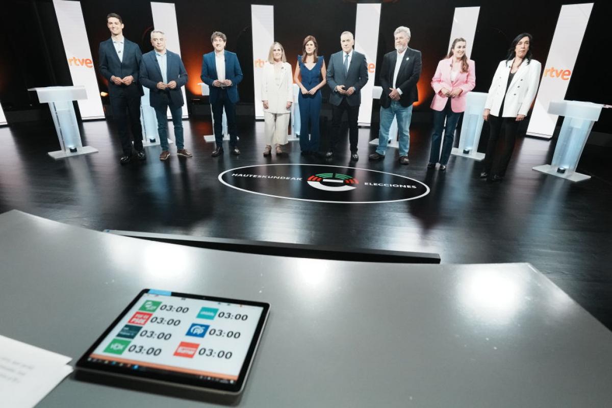 Los candidatos, en el plató del primer debate electoral vasco