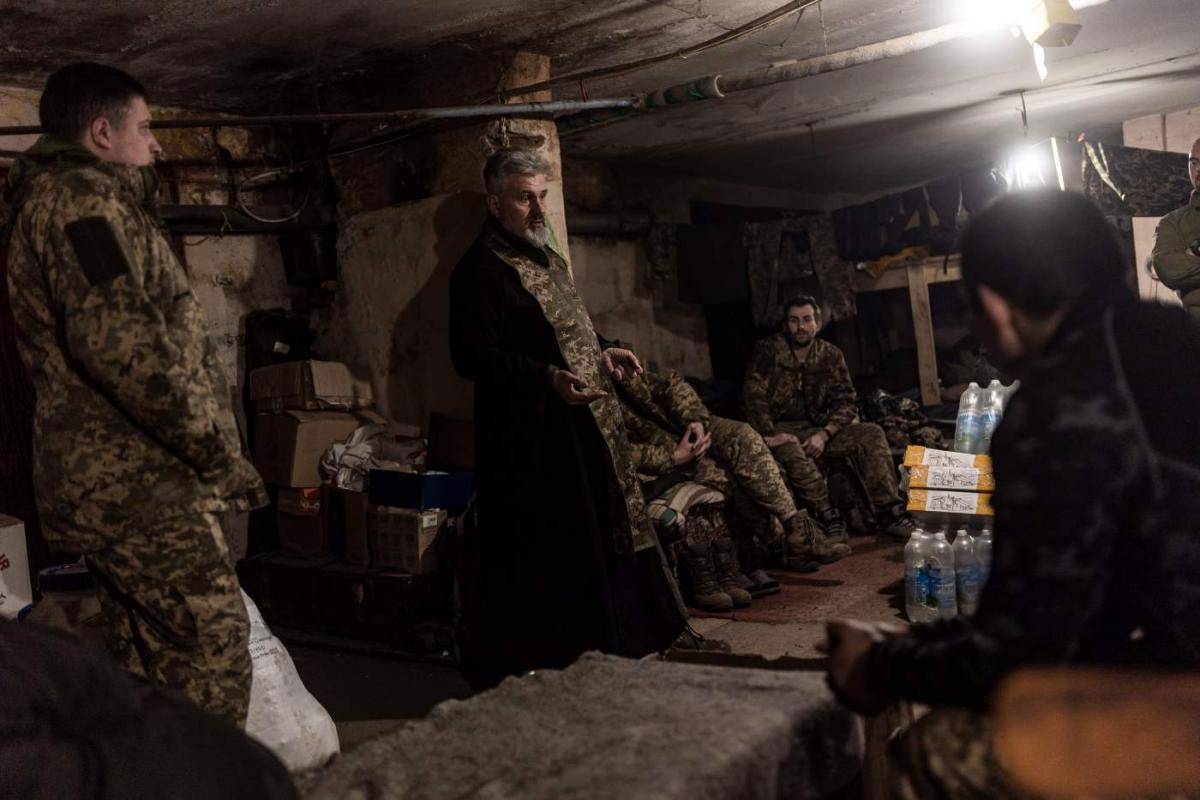 Soldados ucranianos en un refugio