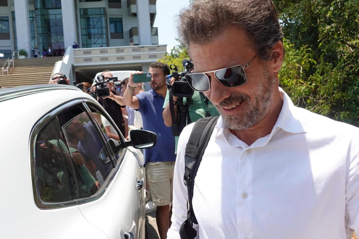 El padre de Daniel Sancho, el actor Rodolfo Sancho, abandona el tribunal tailandés después de la primera jornada de juicio.