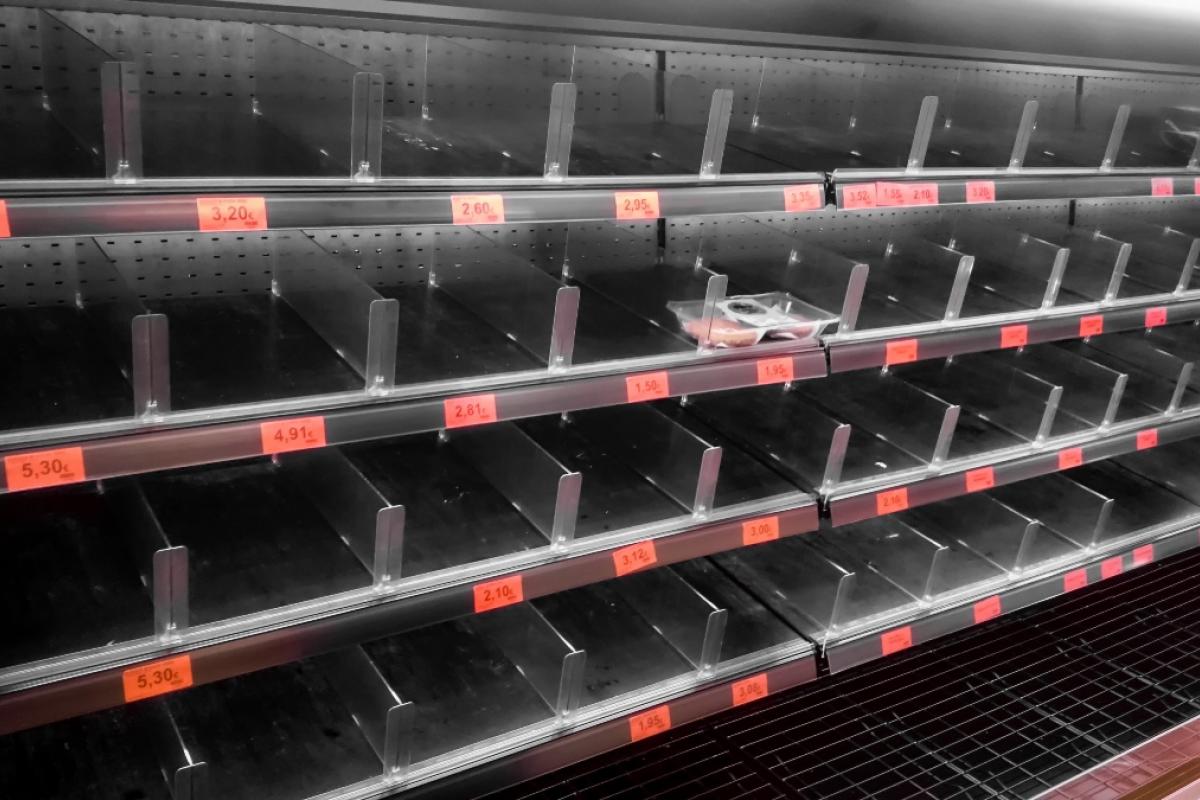 Estanterías de supermercados vacías
