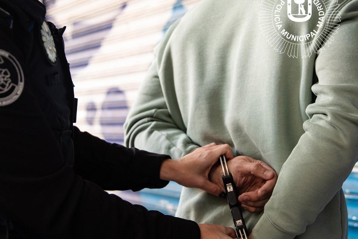 Imagen del momento del arresto, por parte de los agentes de la Policía Municipal de Madrid.