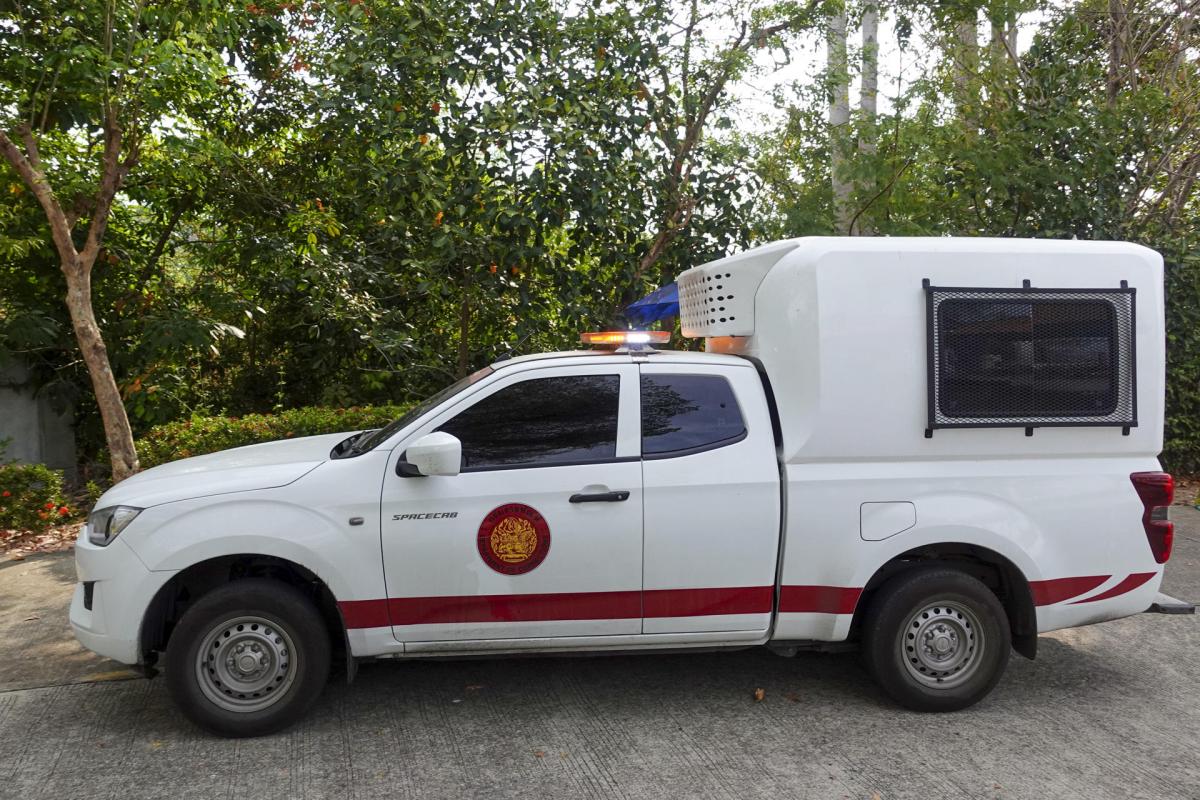 Un furgón policial accede al tribunal provincial de Samui (isla del sur de Tailandia) donde continúa la segunda sesión del juicio contra el español Daniel Sancho.