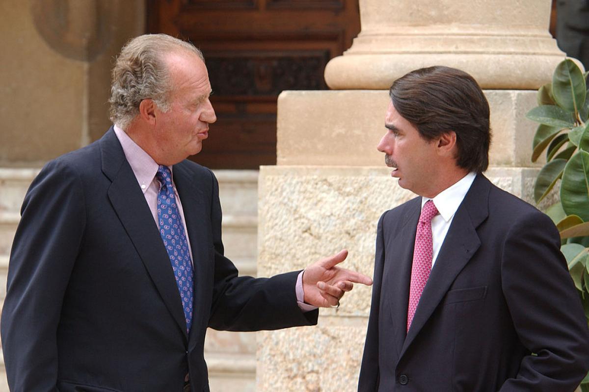 El rey emérito, Juan Carlos I, recibe a Jose María Aznar en el Palacio de Marivent, cuando aún era presidente del Gobierno.