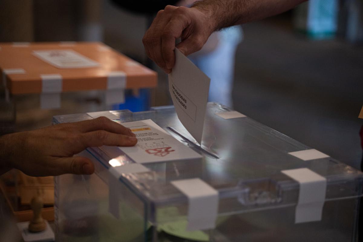 Imagen de archivo de una urna en las anteriores elecciones generales del 23-J.