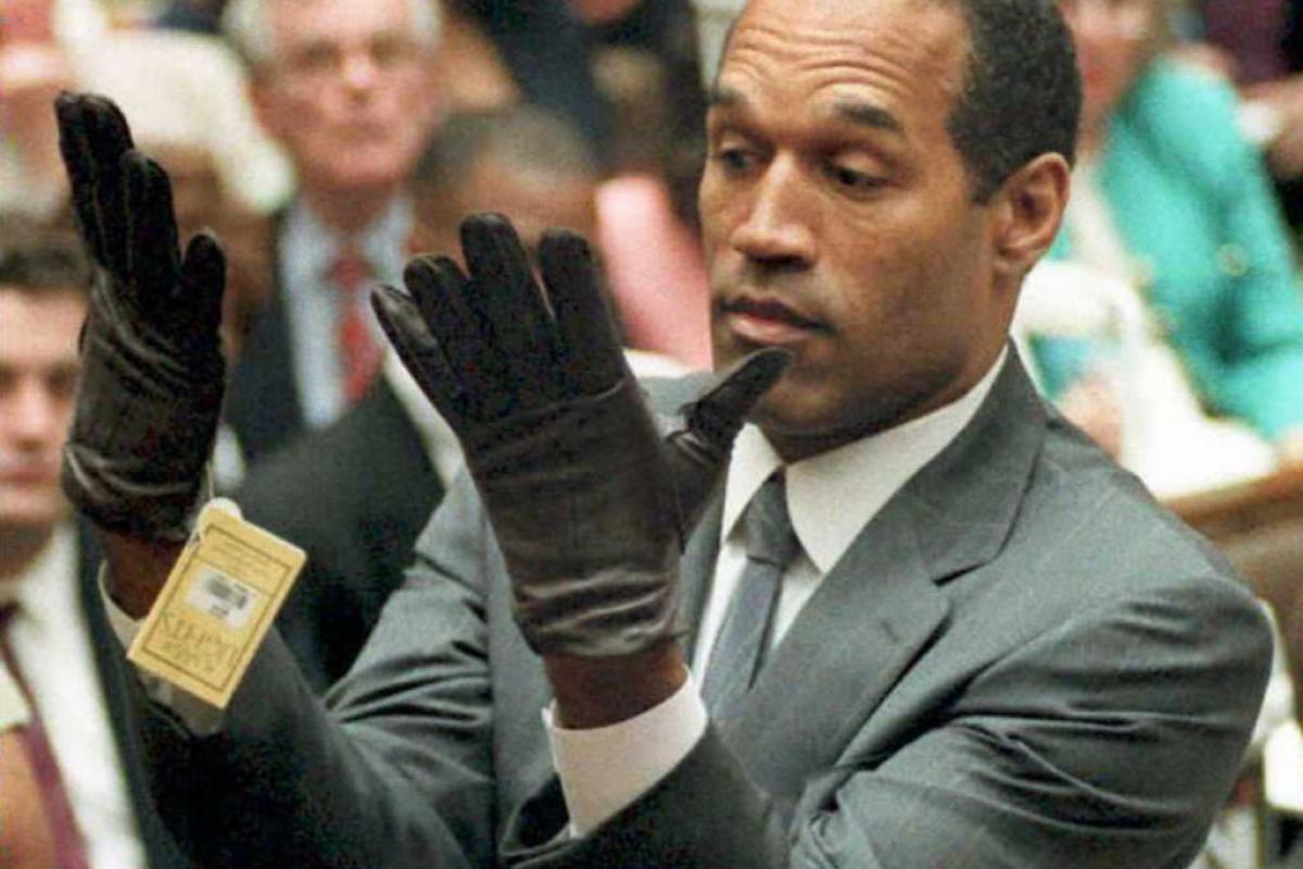 O. J. Simpson, probándose los guantes en el juicio