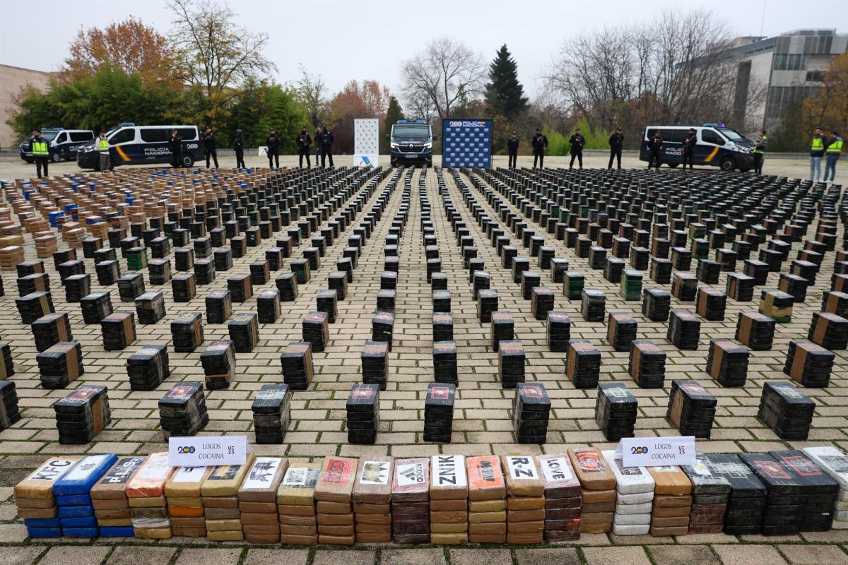 Varios agentes de Policía muestran el alijo incautado en un operativo contra el tráfico de drogas en el Complejo Policial de Canillas, en Madrid