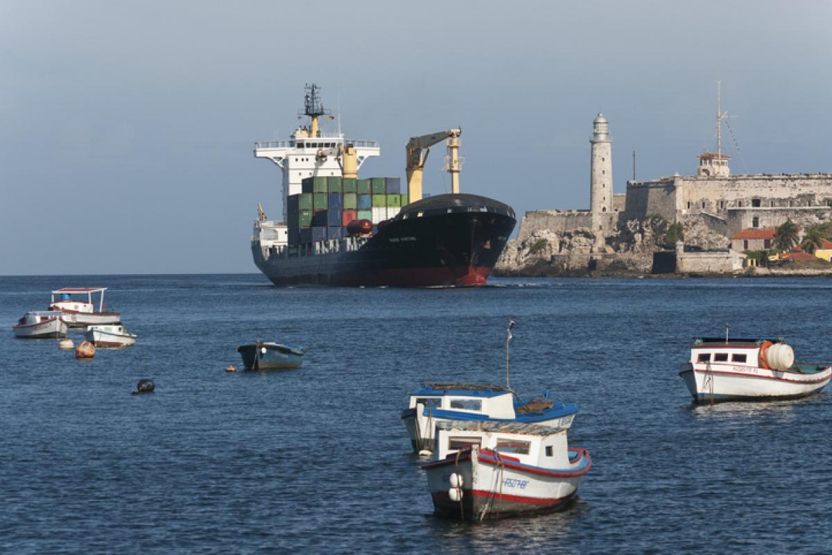 Imagen de archivo de un buque carguero entrando a puerto de La Habana (Cuba).
