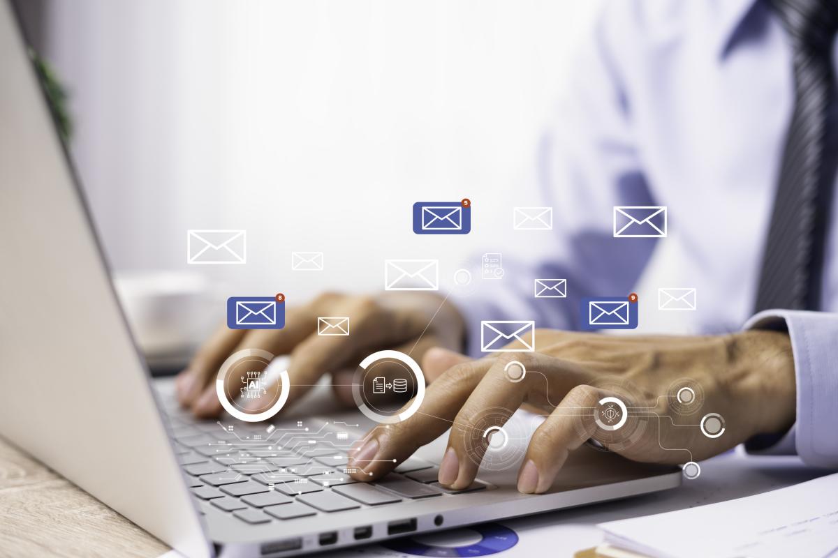 Un hombre escribiendo un correo electrónico.