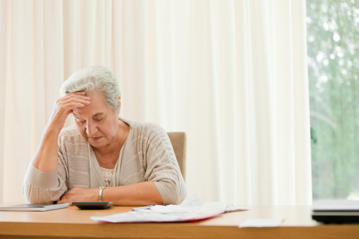Imagen de archivo de una mujer preocupada por sus facturas.