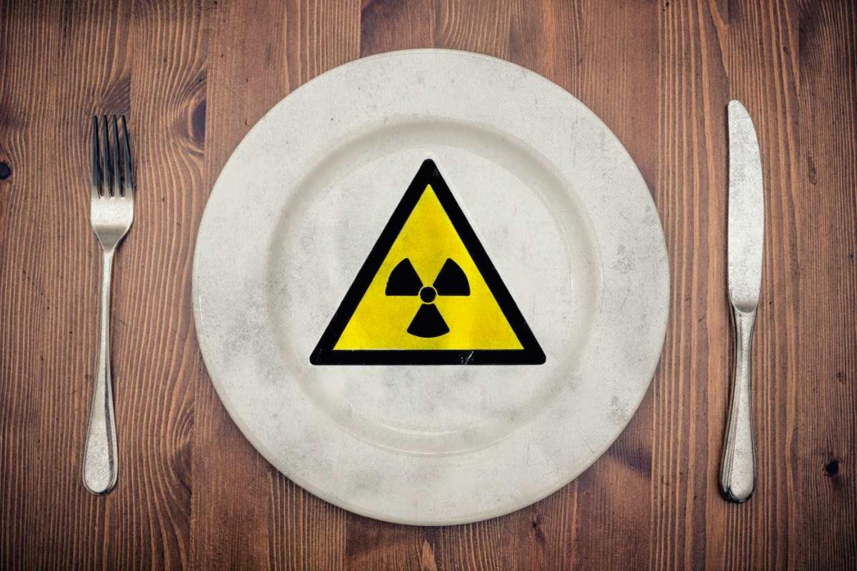 Plato con la señal de radioactividad