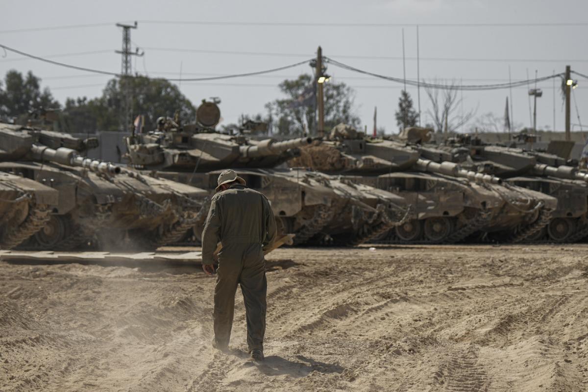 Un soldado israelí trabaja en los tanques israelís desplazados a Gaza.