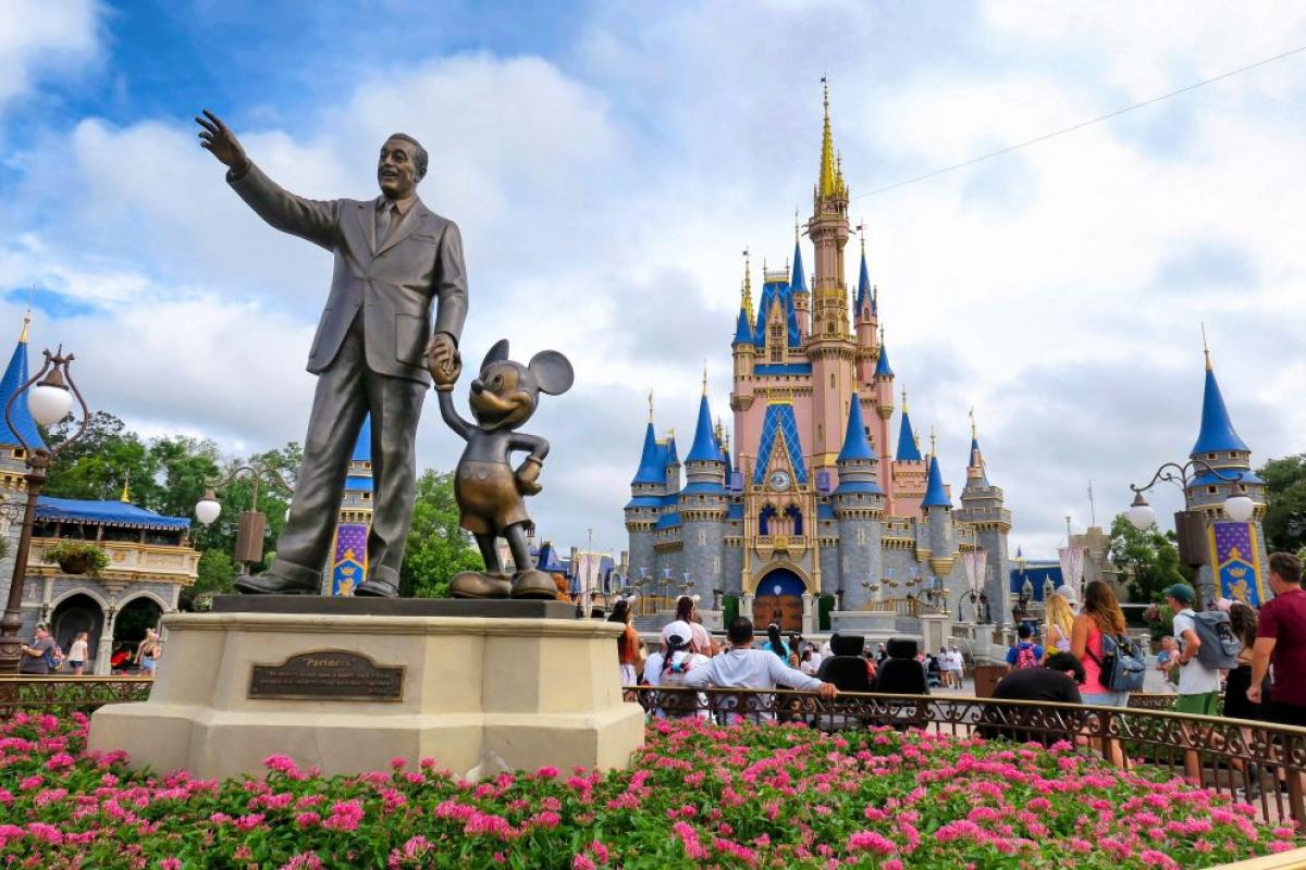 Walt Disney y Mickey Mouse delante del castillo de Cenicienta en el parque temático de Disney World Florida